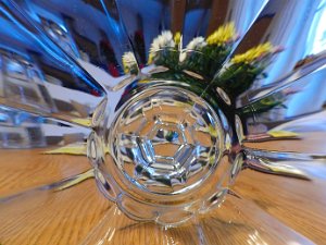 Glas Glas (aus dem germanischen "glasa") ist ein wunderbarer Stoff, denn es ist für sichtbares Licht meist durchlässig. Der...