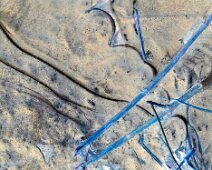 Foto-Negativ einer gefrorenen Pfütze