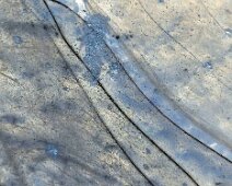 Foto-Negativ einer gefrorenen Pfütze