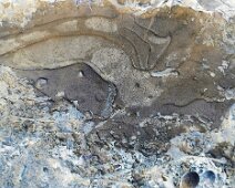 Foto-Negativ einer gefrorenen Pfütze