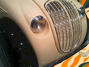 Autogötter Statussymbol, Sehnsuchtsobjekt und Religionsersatz: Der neue Gott heißt "Auto"... Kein Wunder, dass es uns schleudert!