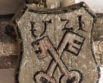 Schlussstein mit Jahreszahl und gekreuzten Schlüsseln